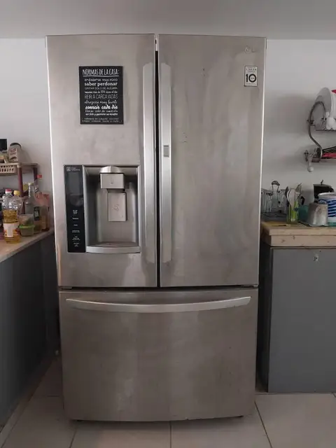Refrigerador LG French door con dispensador de agua